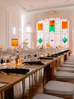 Uma noite privada, pensada ao detalhe.
Velas, cristais, plumas e elegância sem esforço.
Inspirado no glamour dos anos 20,este aniversário foi uma interpretação íntima do luxo: privada, teatral e imersiva.

#portoevents #gatsbyparty #premium #luxury