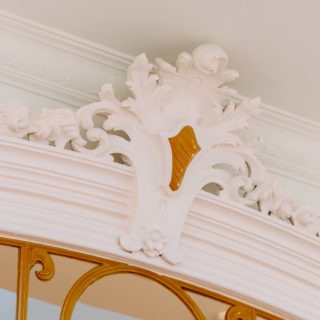 No Palacete A Familiar, a história vive-se através dos detalhes.

Esta peça original, preservada ao longo de mais de 125 anos, revela o cuidado e a mestria artesanal presentes na reabilitação deste edifício histórico, hoje transformado num espaço para eventos exclusivos. 

#eventosporto #luxuryevents #weddingsporto #casamentohistórico #palaceteportugal
