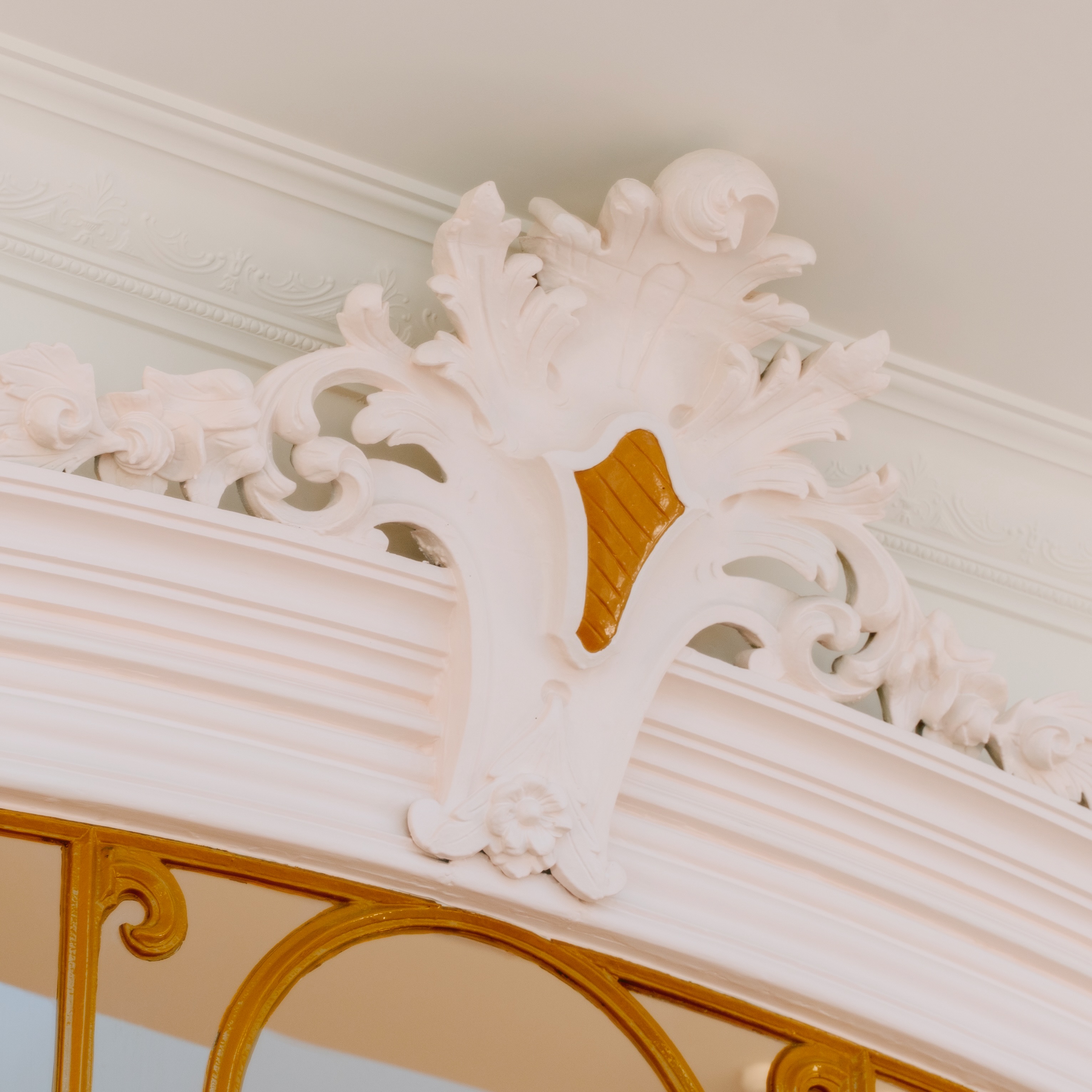 No Palacete A Familiar, a história vive-se através dos detalhes.

Esta peça original, preservada ao longo de mais de 125 anos, revela o cuidado e a mestria artesanal presentes na reabilitação deste edifício histórico, hoje transformado num espaço para eventos exclusivos. 

#eventosporto #luxuryevents #weddingsporto #casamentohistórico #palaceteportugal